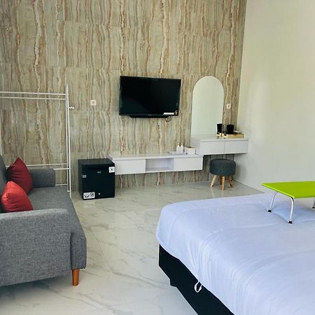Urbanview Hotel Nimara Ngawi By Reddoorz Bagian luar foto