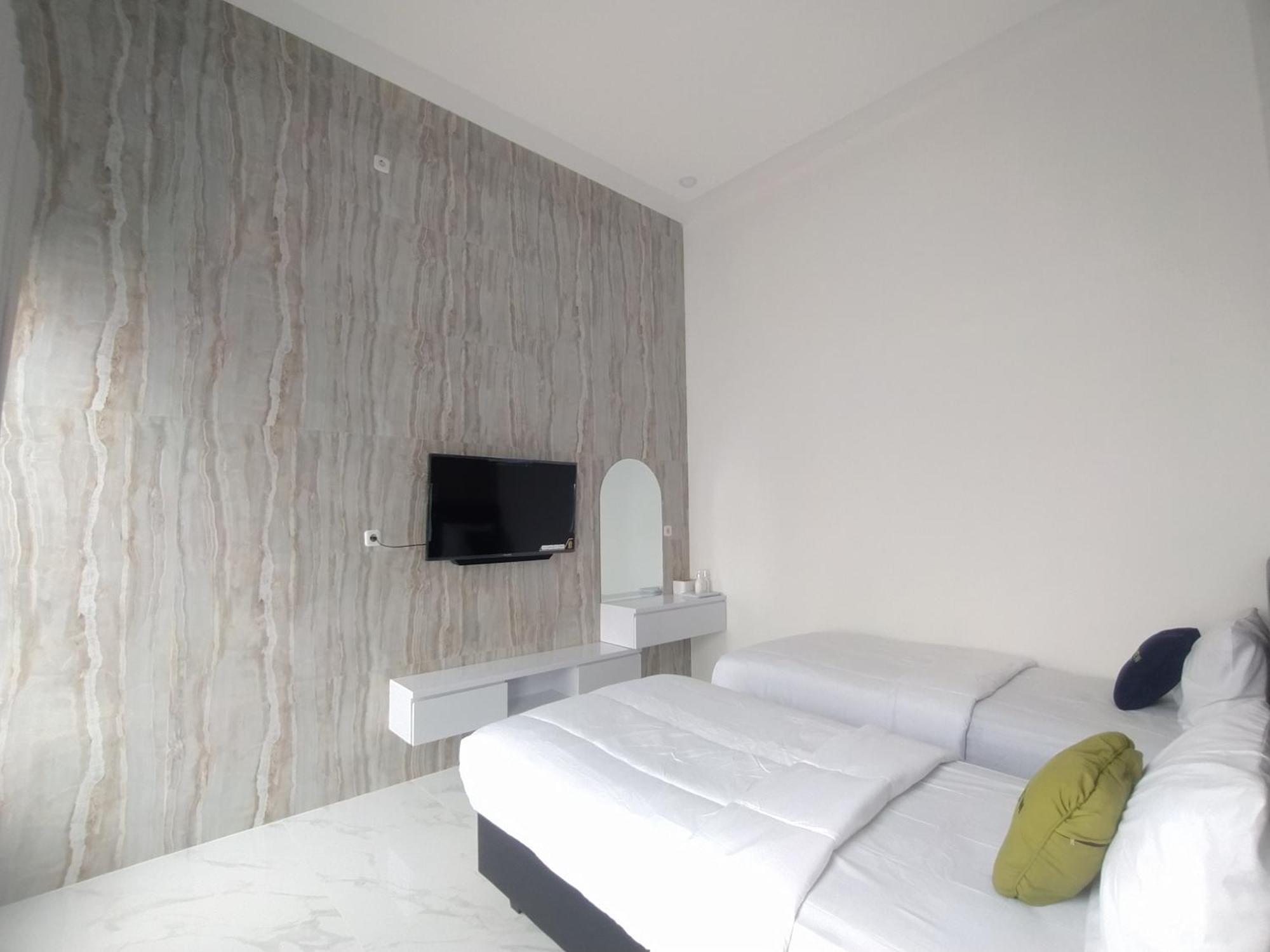 Urbanview Hotel Nimara Ngawi By Reddoorz Bagian luar foto